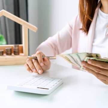 Young woman calculating-home-expenses